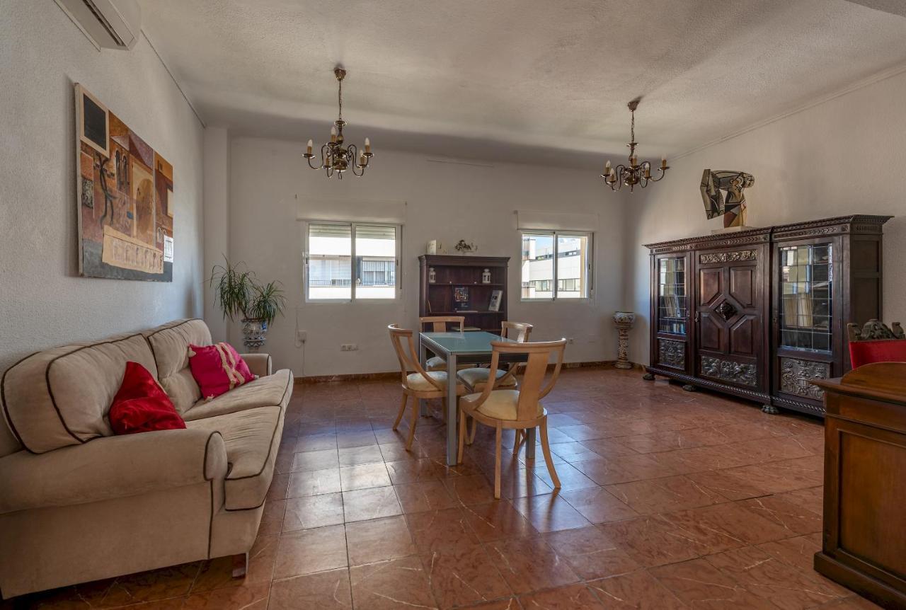 Wide And Traditional- 2Bd 1Bth- Gavidia Sevilla Bagian luar foto