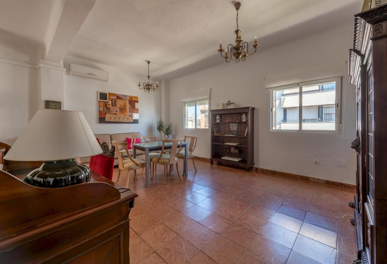 Wide And Traditional- 2Bd 1Bth- Gavidia Sevilla Bagian luar foto